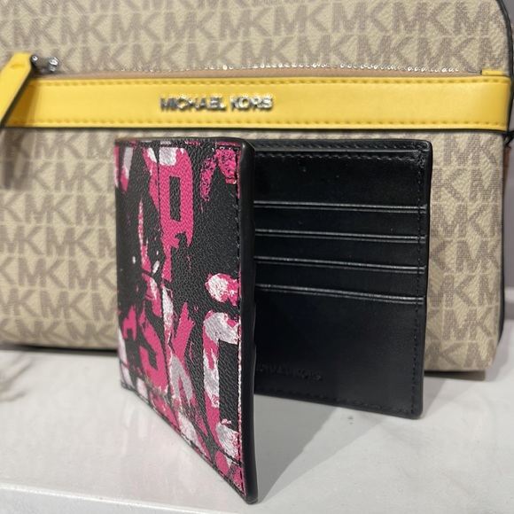 MICHAEL KORS MENS Cooper Graphic Logo Billfold Wallet 
Style# 36F2LCOF1V
CHILI - Picture 8 of 16